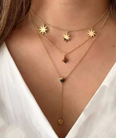 سلسلة عنق مع تصميمات مختلفة تعطيها شكل جذاب عصري وأنيق