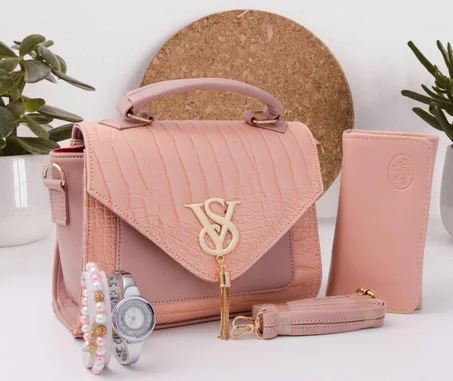Sac à main femme très chic et élégant avec accessoires