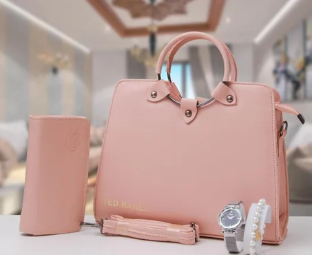 Sac à main femme très chic et élégant avec accessoires
