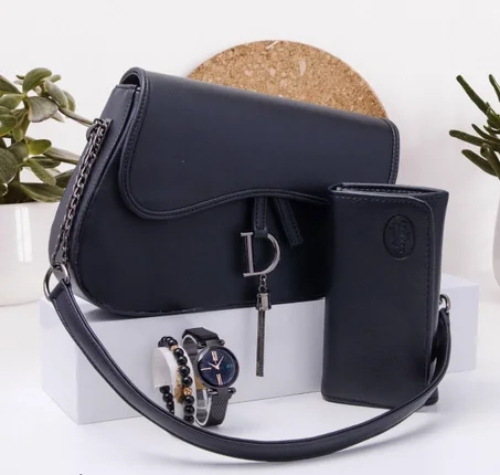 Sac à main femme très chic et élégant avec accessoires