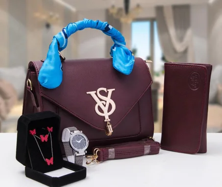Sac à main femme très chic et élégant avec accessoires