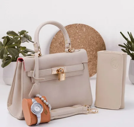 Sac à main femme très chic et élégant avec accessoires