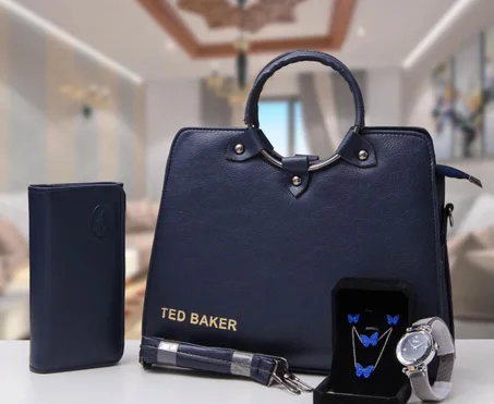 Sac à main femme très chic et élégant avec accessoires