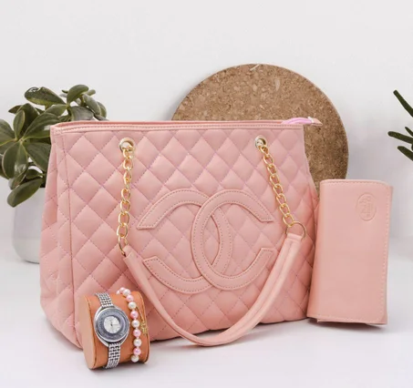 Sac à main femme très chic et élégant avec accessoires