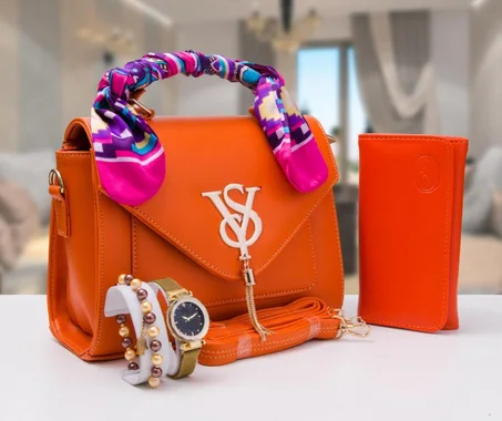 Sac à main femme très chic et élégant avec accessoires