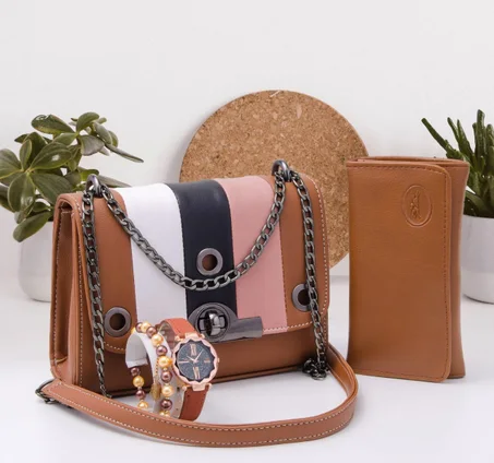Sac à main femme très chic et élégant avec accessoires