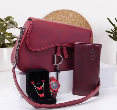 Sac à main femme très chic et élégant avec accessoires