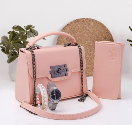 Sac à main femme très chic et élégant avec accessoires