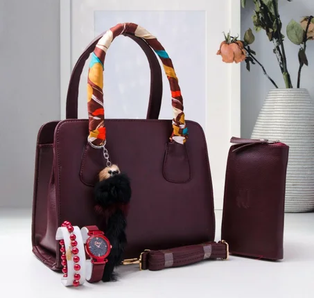 Sac à main femme très chic et élégant avec accessoires