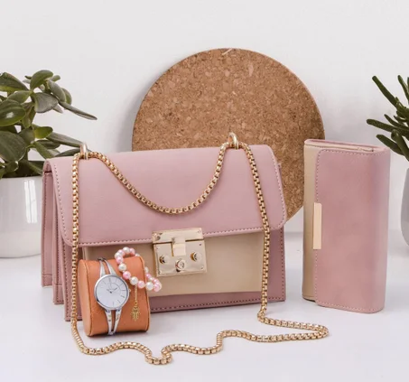 Sac à main femme très chic et élégant avec accessoires