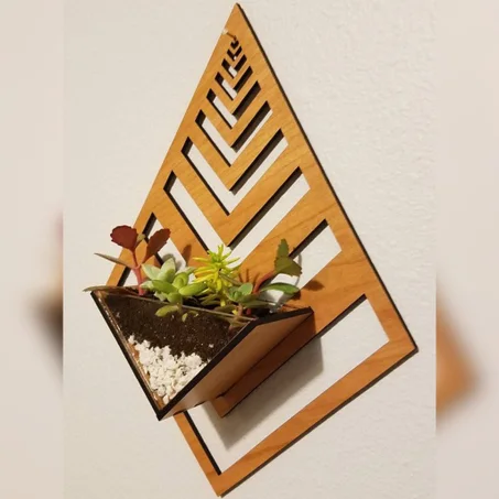 مزهرية خشبية معلقة على الحائط