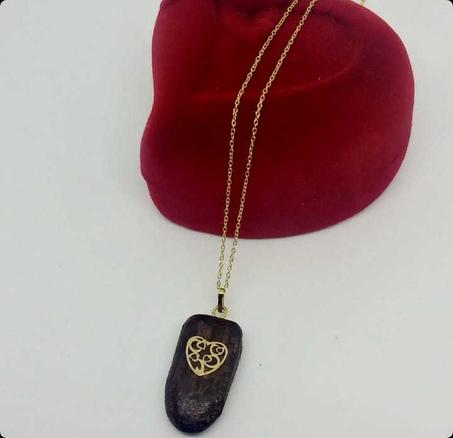 collier pour femme en or 18 karats avec une belle pendentif en ( AAOUD EL KMARI )