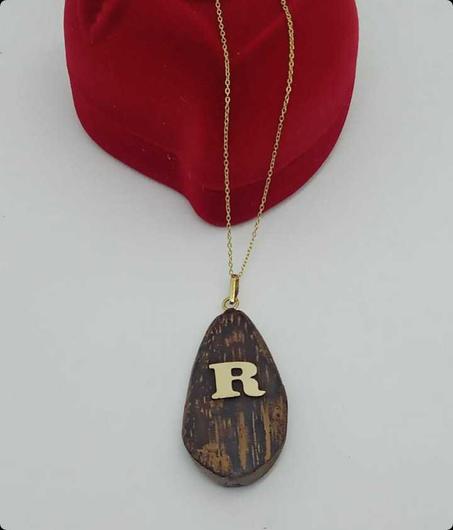 collier pour femme en or 18 karats avec une belle pendentif en ( AAOUD EL KMARI )