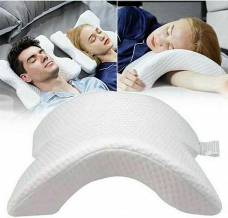 وسادة النوم المنحنية