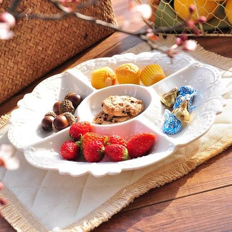 صحن  حلوى أوروبية  بارزة مع خمس ألواح